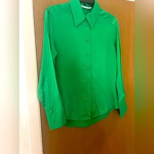 Blouse Measure, shoulder to shoulder 16
pit to pit 19”.